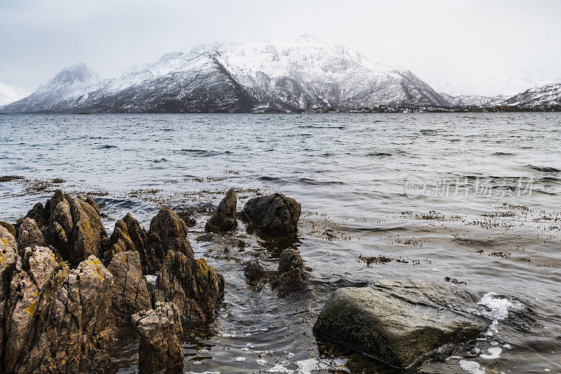 挪威Vesteralen岛的m ? klandsjord冬季景色。